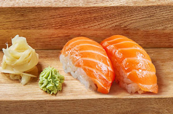 Суши с лососем