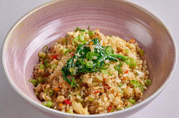 Жареный рис с овощами