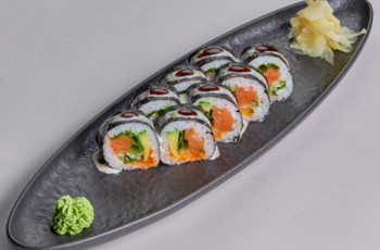 Ролл лосось-авокадо