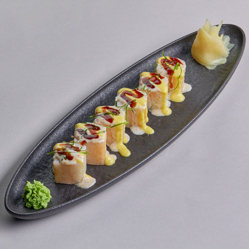 Снежный ролл с соусом манго Снежный ролл с соусом манго